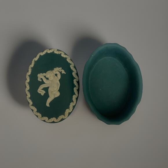 Rare Wedgewood Jasperware England 3”Teal Oval Cherub Trinket Camilla Box w/ lid - Picture 3 of 5